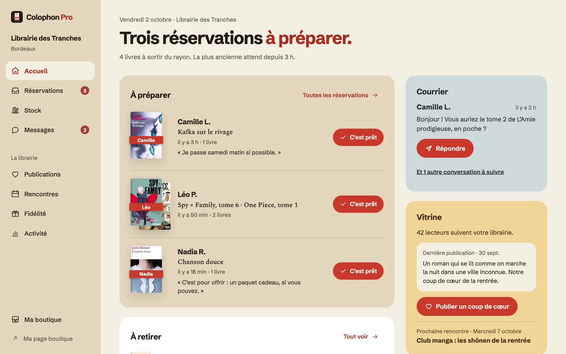 L’accueil de Colophon Pro : « Trois réservations à préparer », avec les couvertures entourées d’une bande au prénom de chaque lecteur, le courrier en attente et la vitrine de la librairie.
