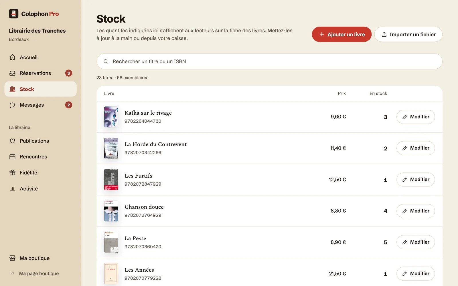L’écran Stock : 23 titres, 68 exemplaires ; chaque ligne montre la couverture, l’ISBN, le prix et la quantité.